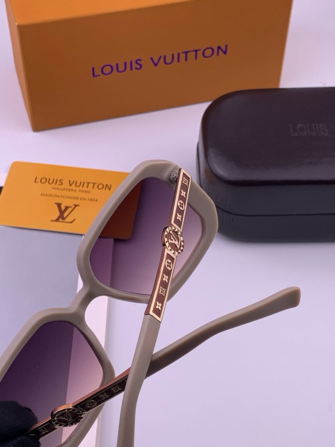 Louis Vuitton L37007 Oversized Brown Lens Sunglasses for Men & Women - 414816 - detail image 4