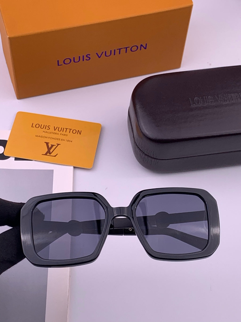 Louis Vuitton L37007 Oversized Brown Lens Sunglasses for Men & Women - 414817