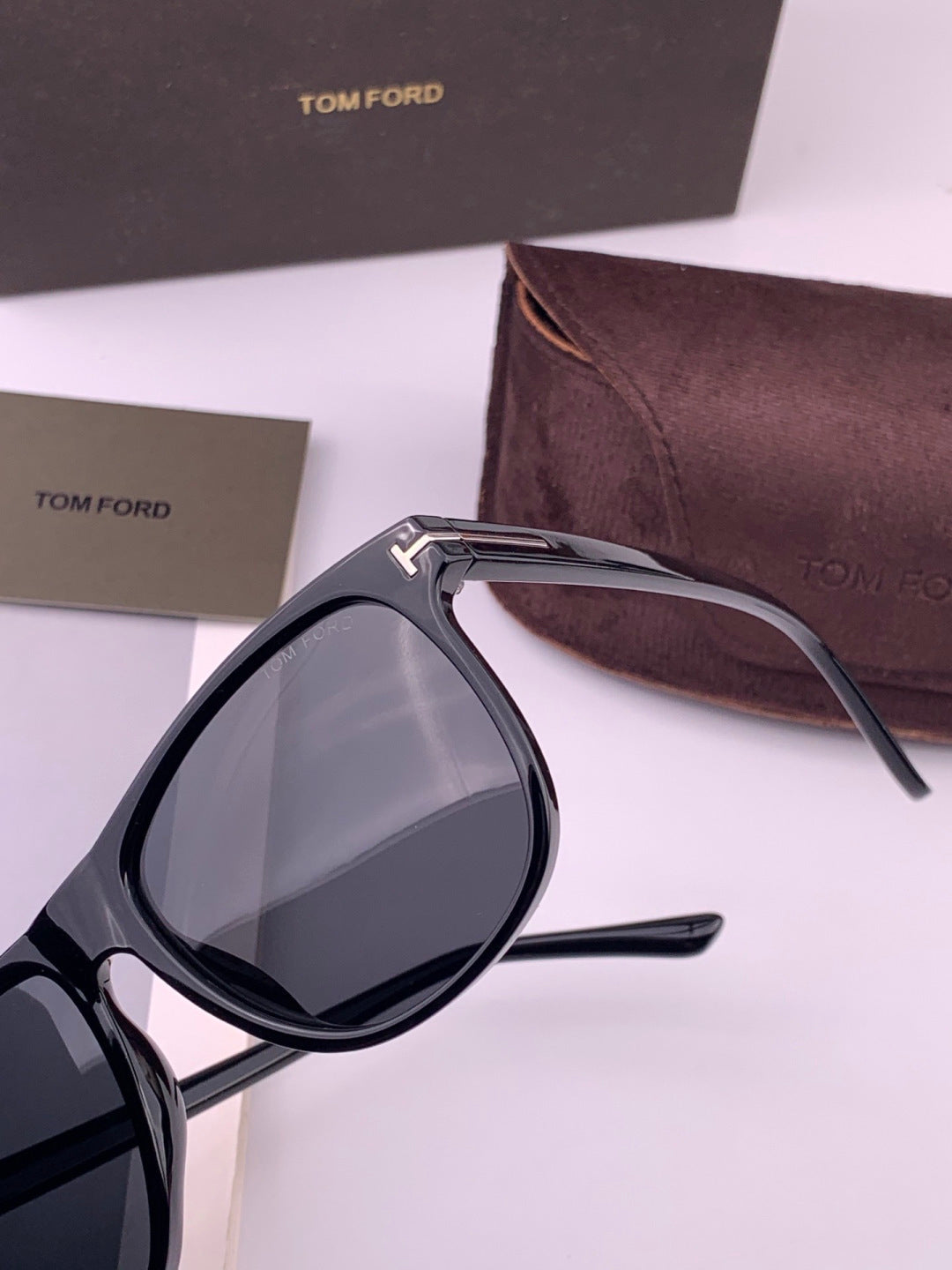 Tom Ford TF6220 Polarized Fashion Gray Lens Sunglasses for Men & Women - detail image 3