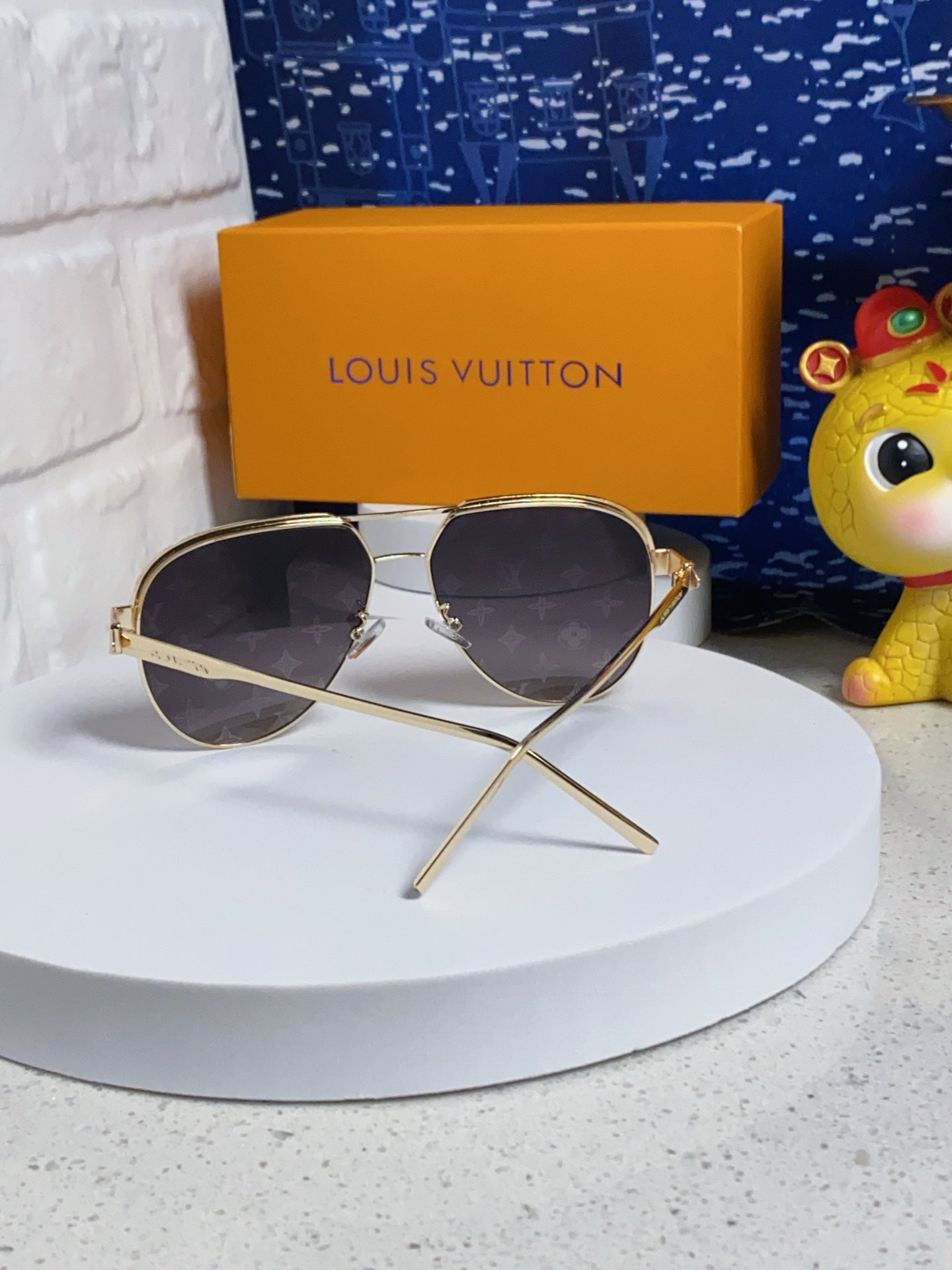Louis Vuitton Aviator Gray Lens Sunglasses for Women - 381879 - detail image 3