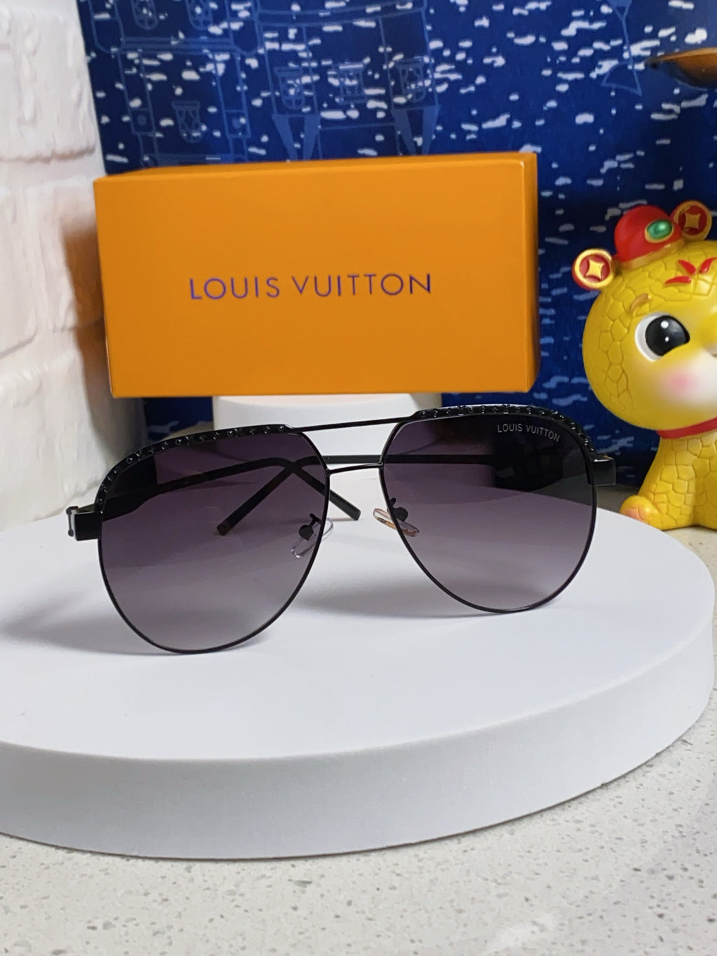 Louis Vuitton Aviator Gray Lens Sunglasses for Women - 381882 - detail image 2