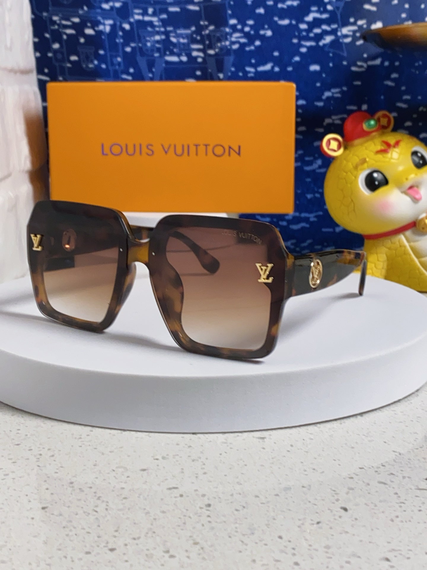 Louis Vuitton Oversized Brown Lens Sunglasses for Women - 381878