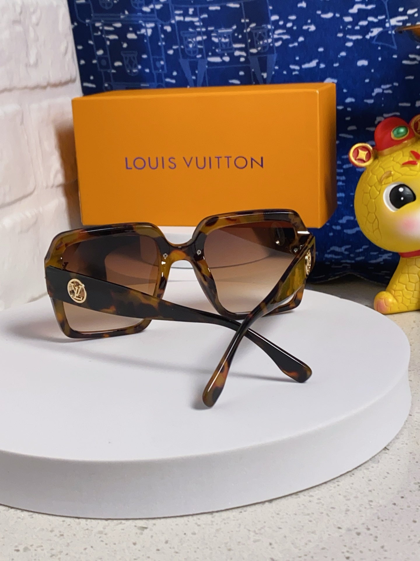 Louis Vuitton Oversized Brown Lens Sunglasses for Women - 381878 - detail image 3