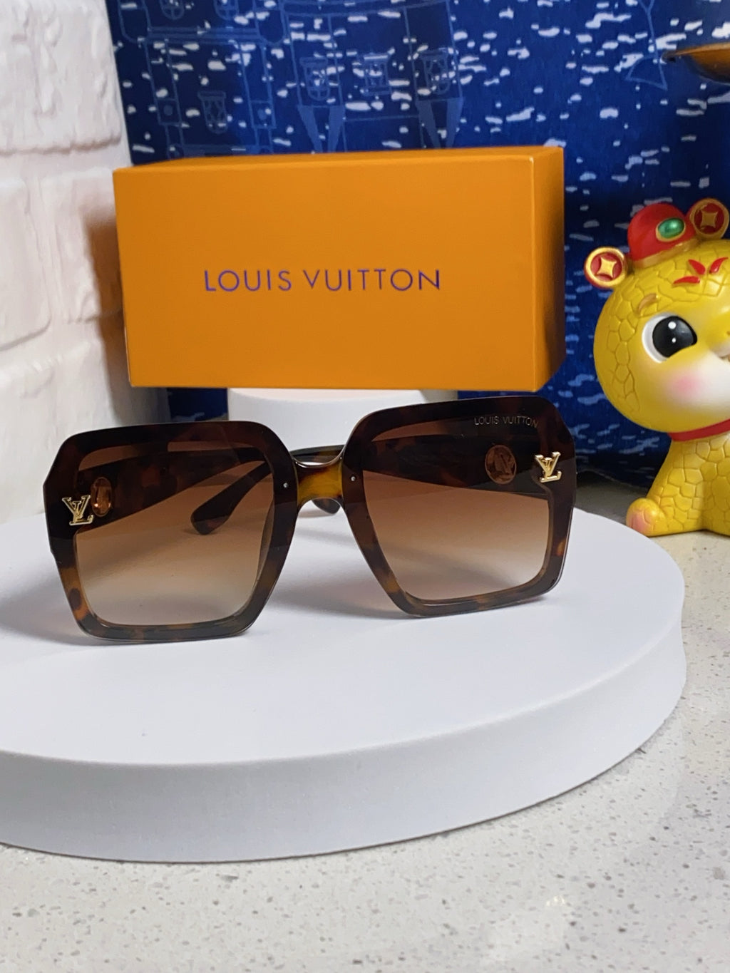Louis Vuitton Oversized Brown Lens Sunglasses for Women - 381878 - detail image 2