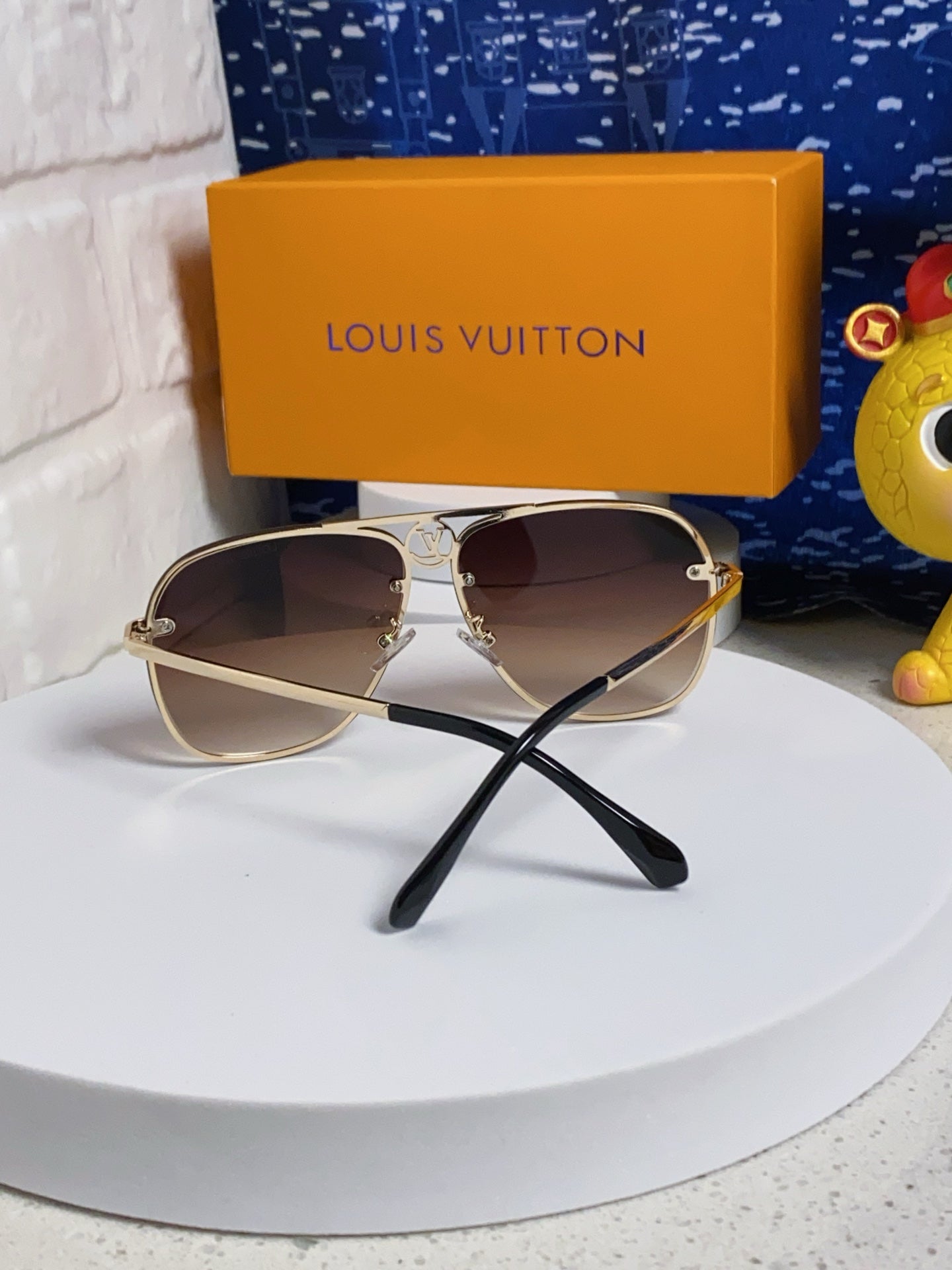 Louis Vuitton Metal Aviator Red Lens Sunglasses for Men & Women - 381884 - detail image 3