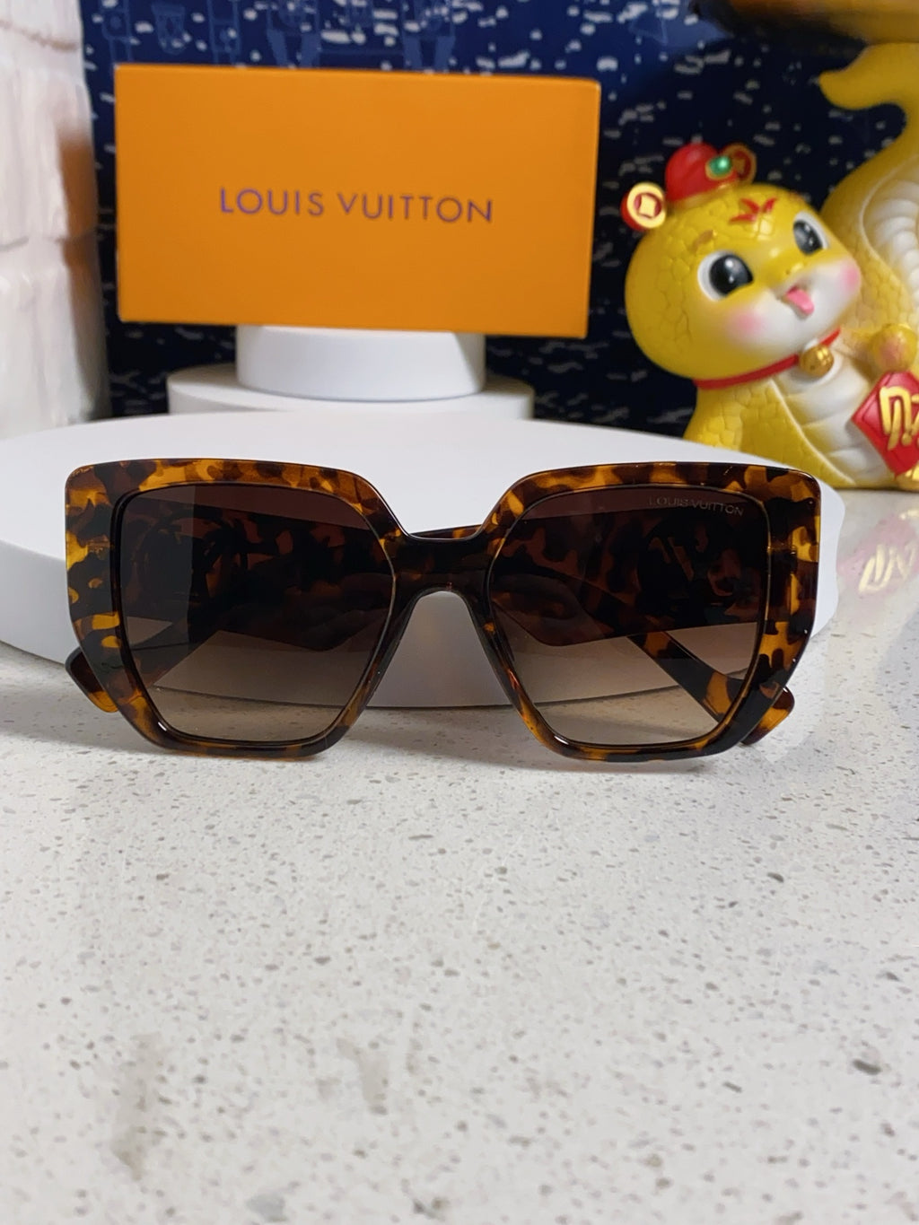 Louis Vuitton Square Brown Lens Sunglasses for Women - detail image 8