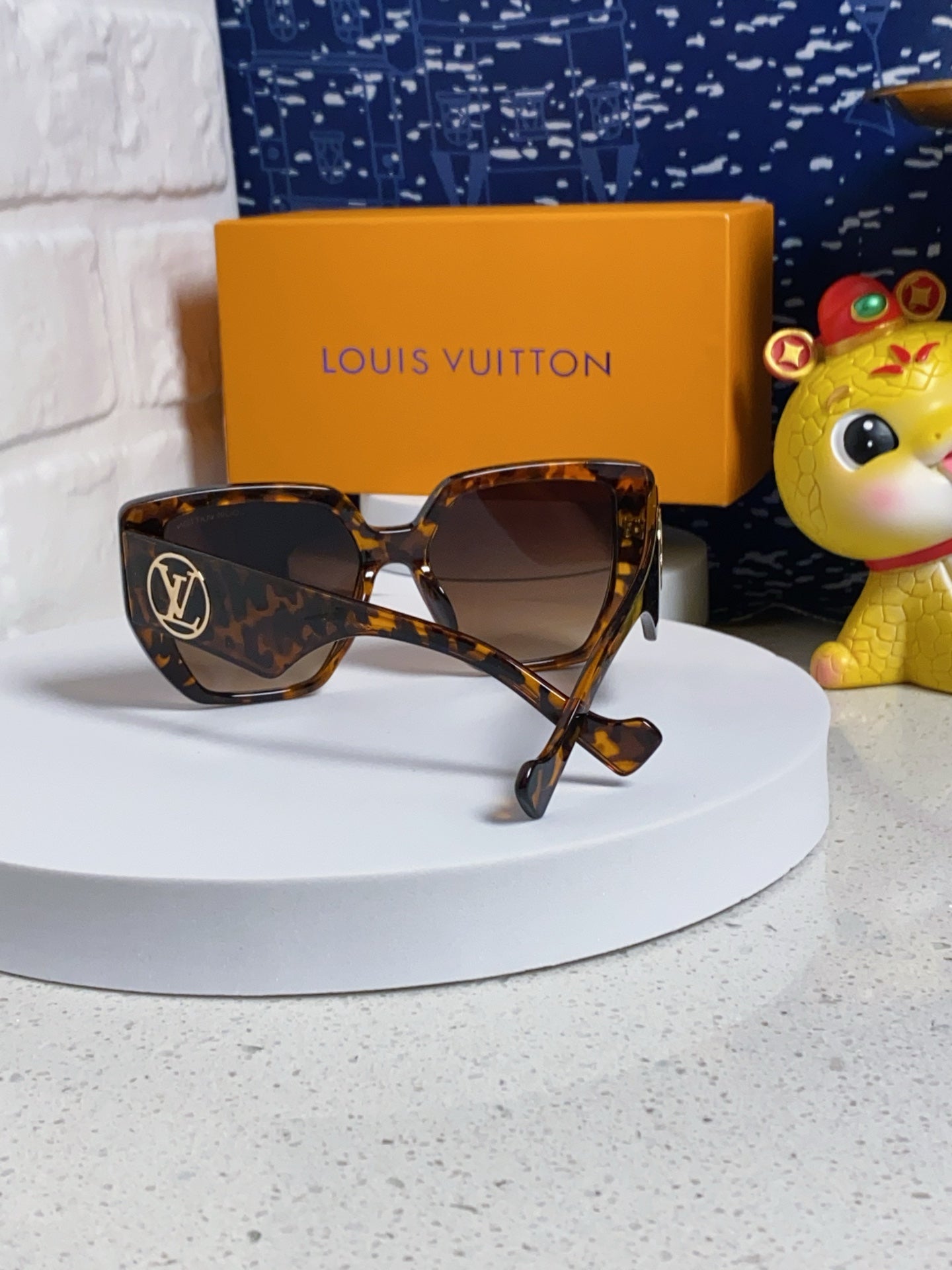 Louis Vuitton Square Brown Lens Sunglasses for Women - detail image 3