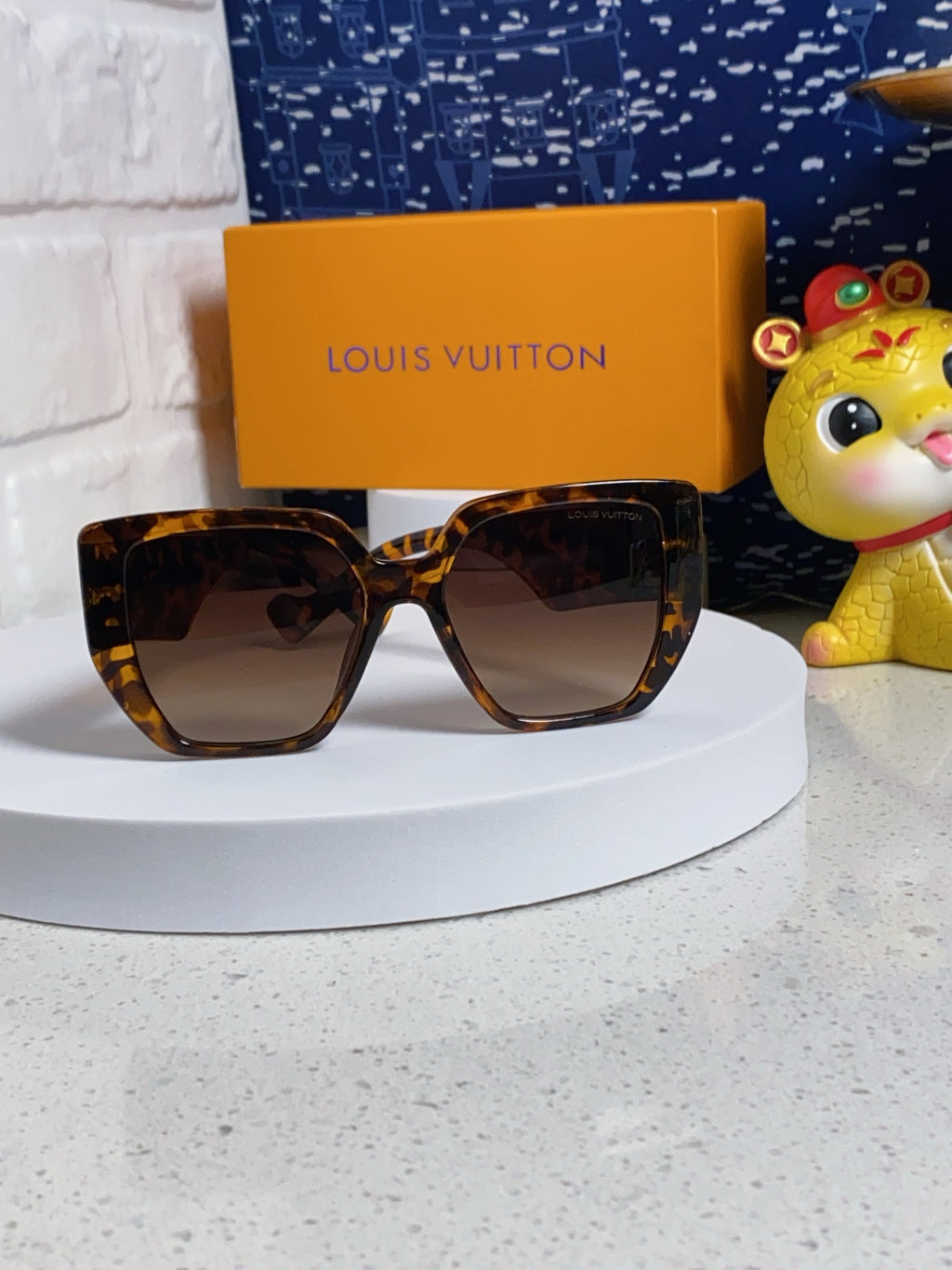 Louis Vuitton Square Brown Lens Sunglasses for Women - detail image 2