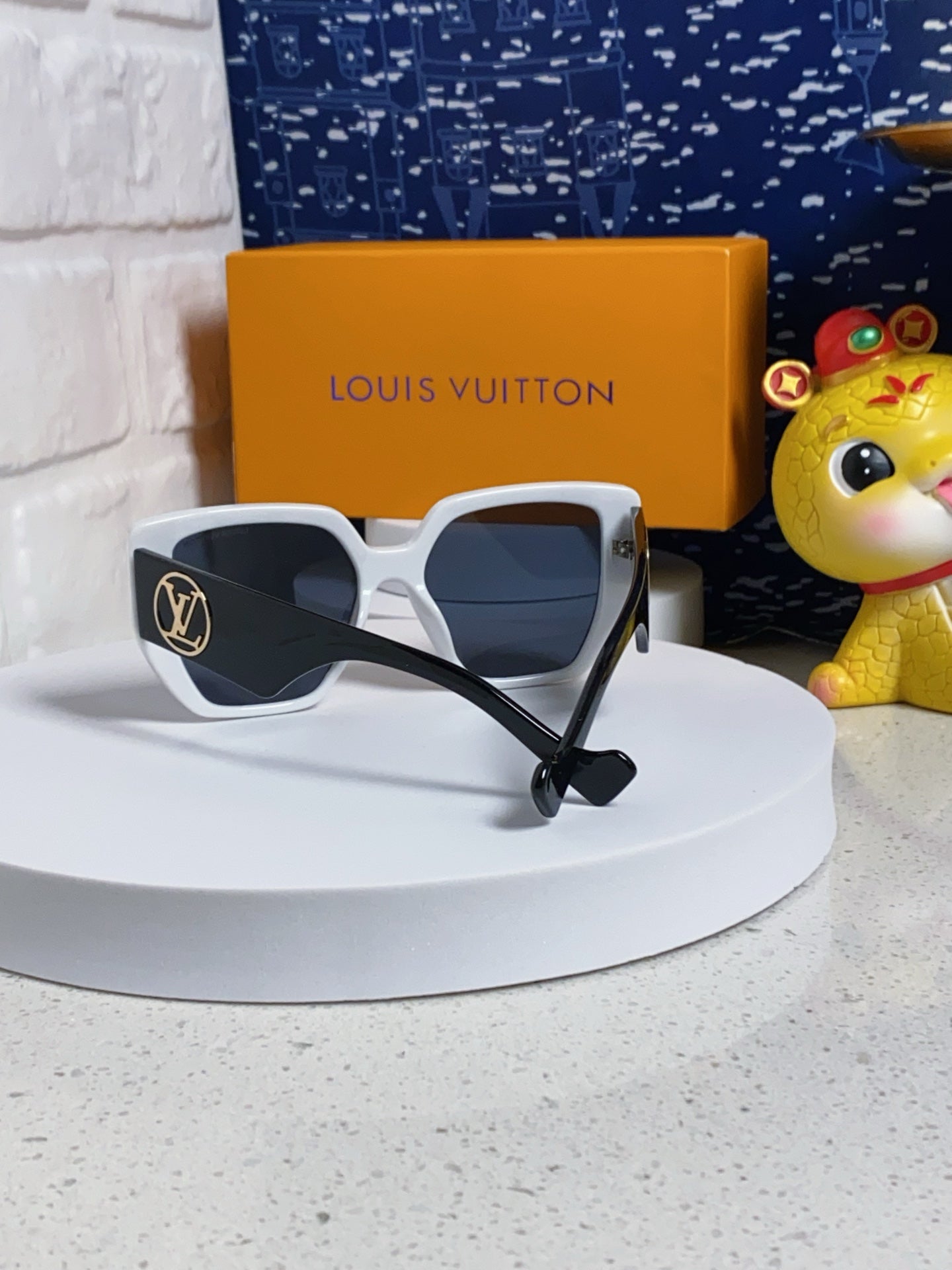 Louis Vuitton Square Blue Lens Sunglasses for Women - 381875 - detail image 3