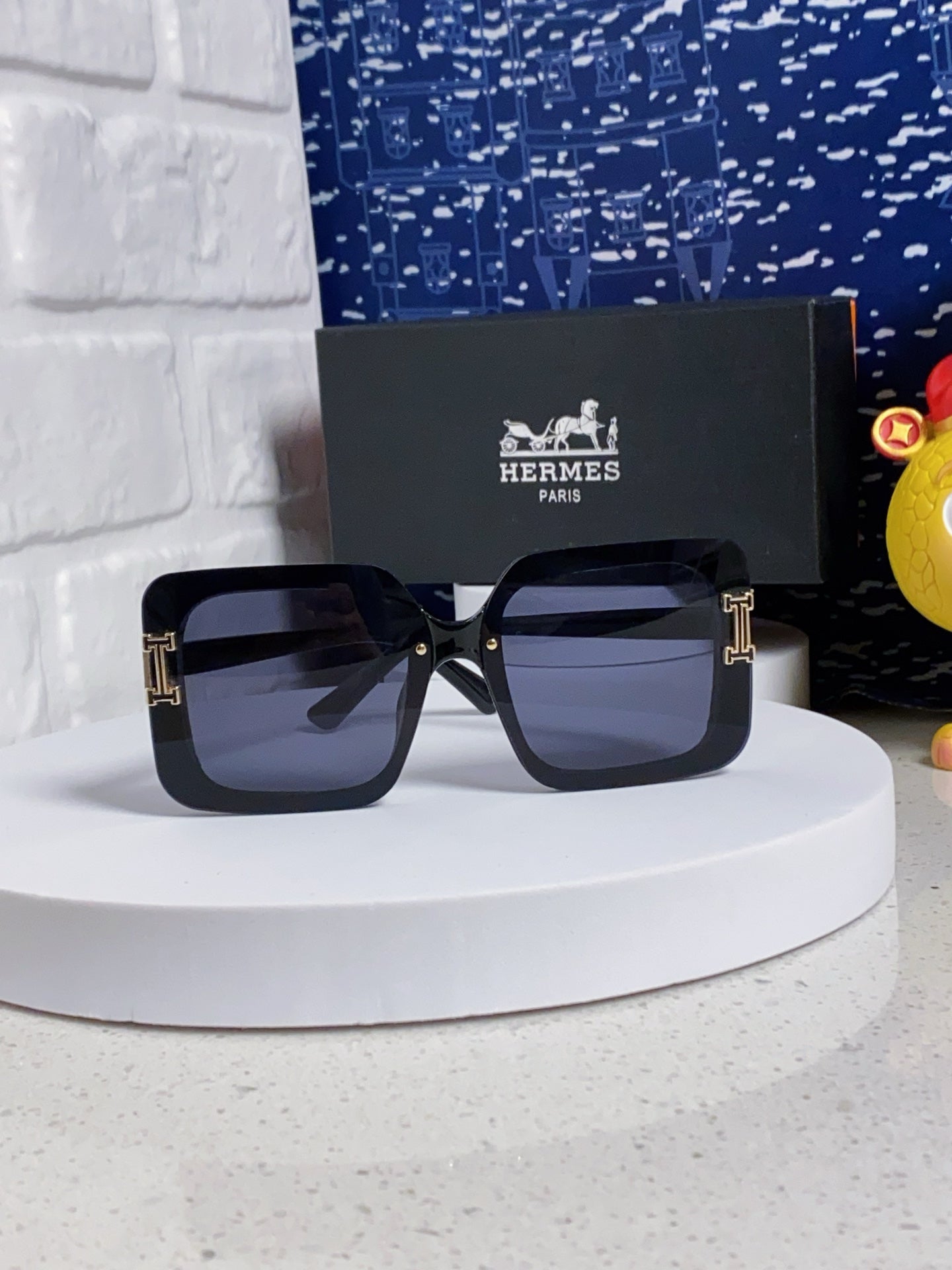 Hermès Square Gold Lens Sunglasses for Men & Women - detail image 2