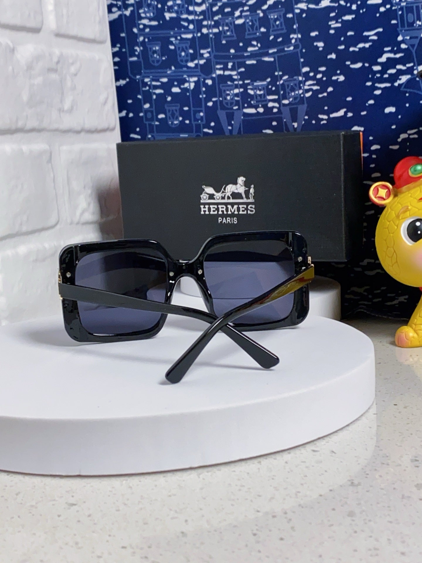 Hermès Square Gold Lens Sunglasses for Men & Women - detail image 3