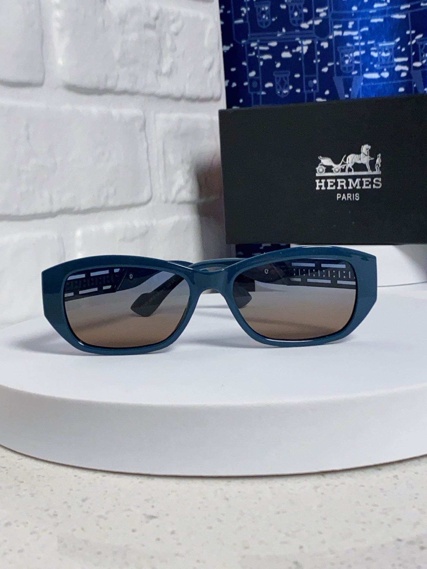Hermès Polarized Cat-Eye Silver Lens Sunglasses for Men & Women - 466436 - detail image 2