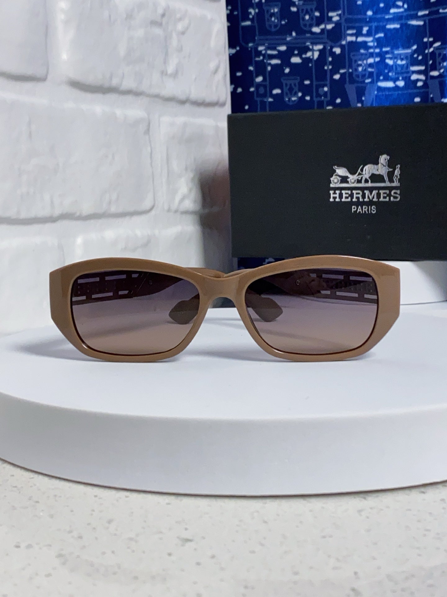 Hermès Polarized Cat-Eye Silver Lens Sunglasses for Men & Women - 466438 - detail image 2