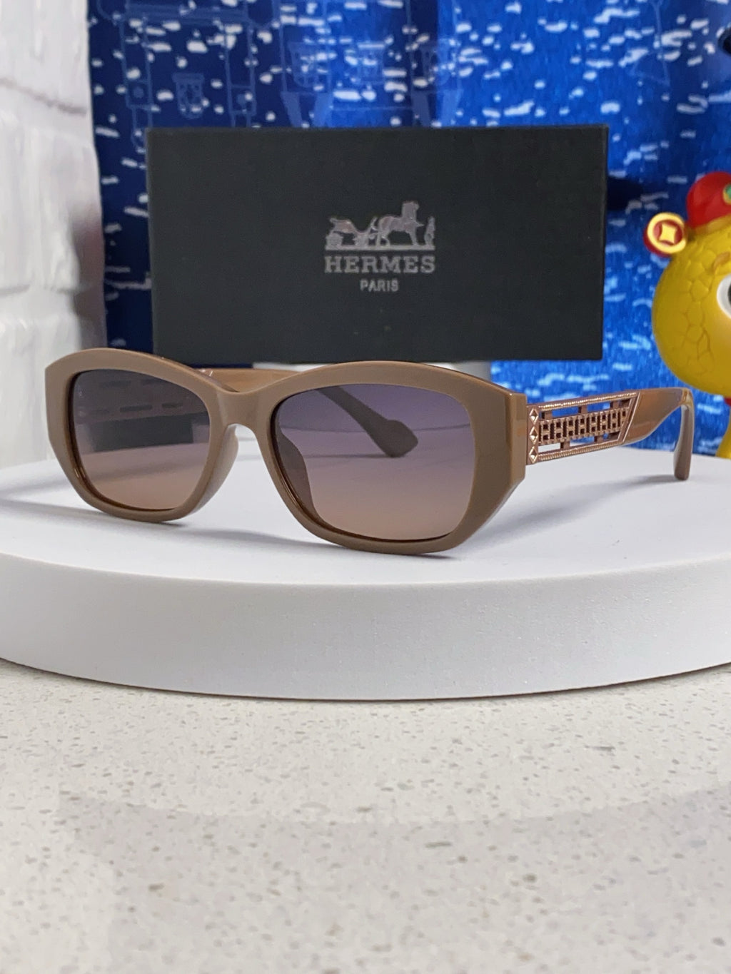 Hermès Polarized Cat-Eye Silver Lens Sunglasses for Men & Women - 466438