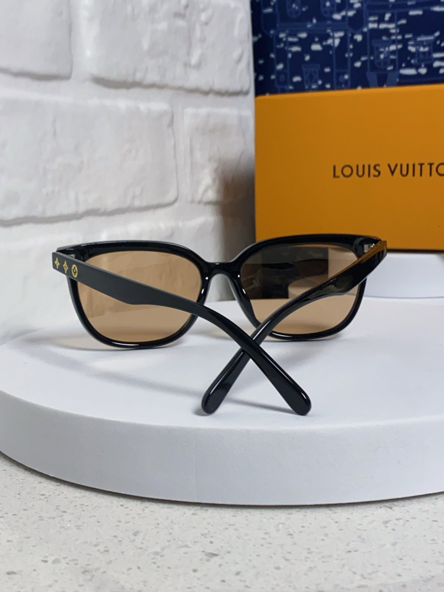 Louis Vuitton Fashion Gold Lens Sunglasses for Women - detail image 3
