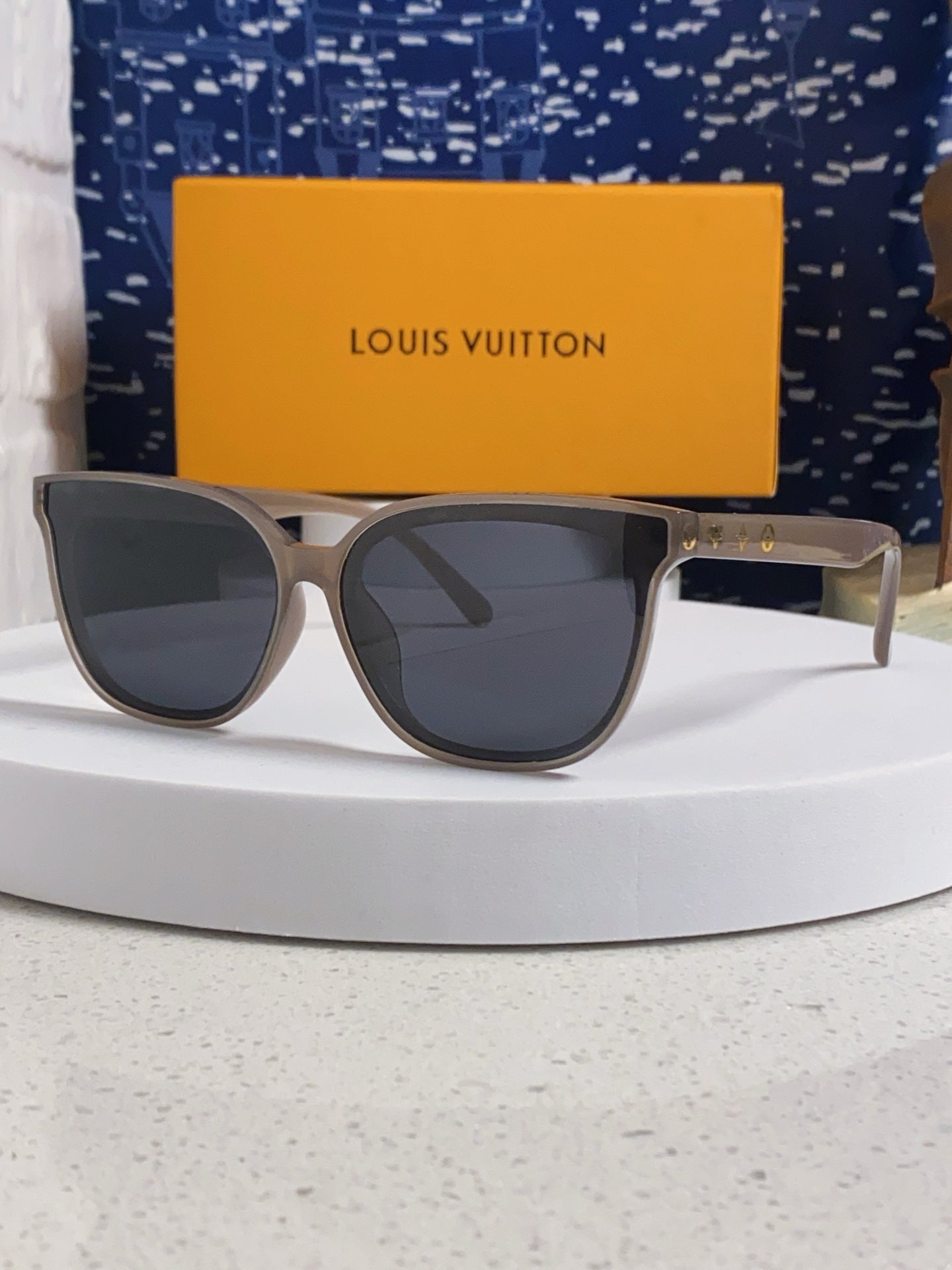 Louis Vuitton Fashion Gray Lens Sunglasses for Women - 381771