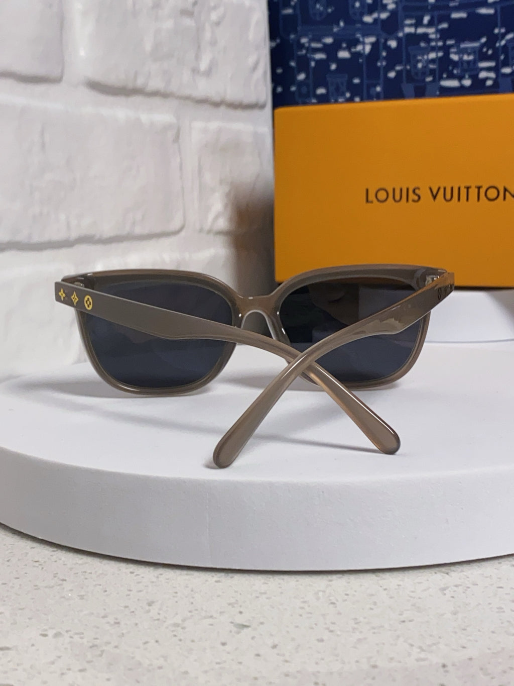 Louis Vuitton Fashion Gray Lens Sunglasses for Women - 381771 - detail image 3