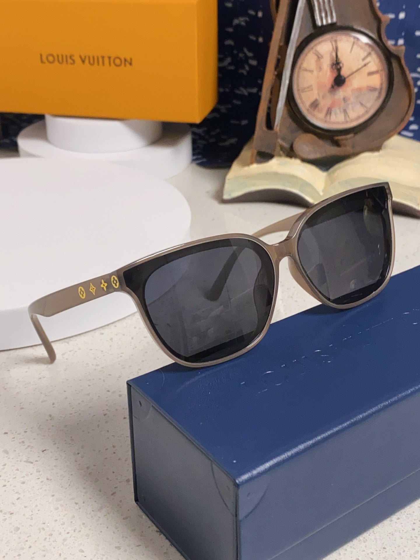 Louis Vuitton Fashion Gray Lens Sunglasses for Women - 381771 - detail image 9