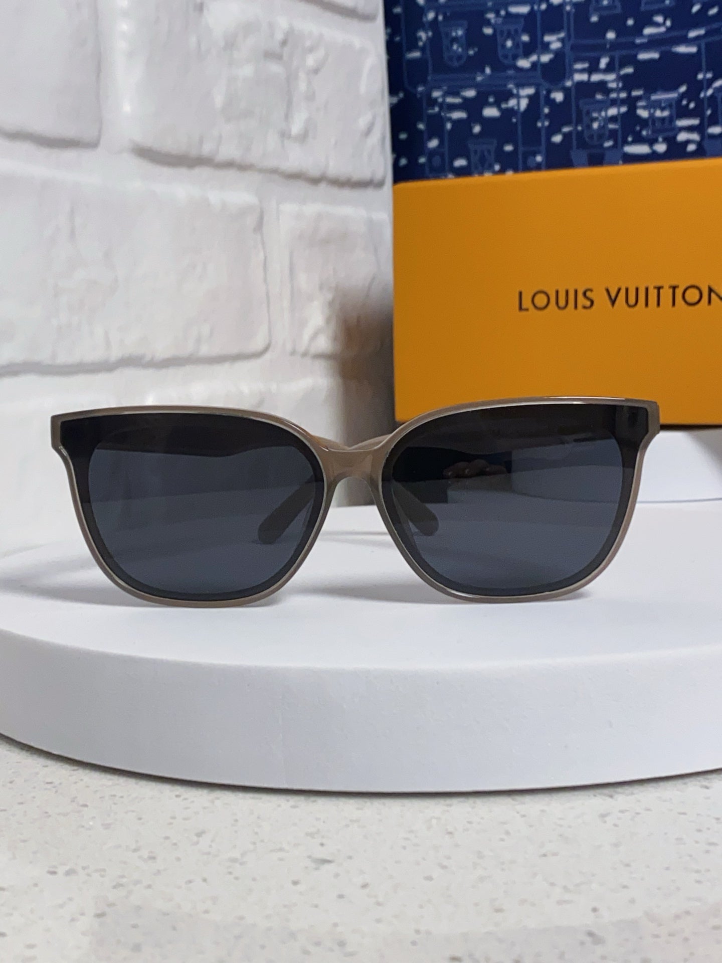 Louis Vuitton Fashion Gray Lens Sunglasses for Women - 381771 - detail image 2