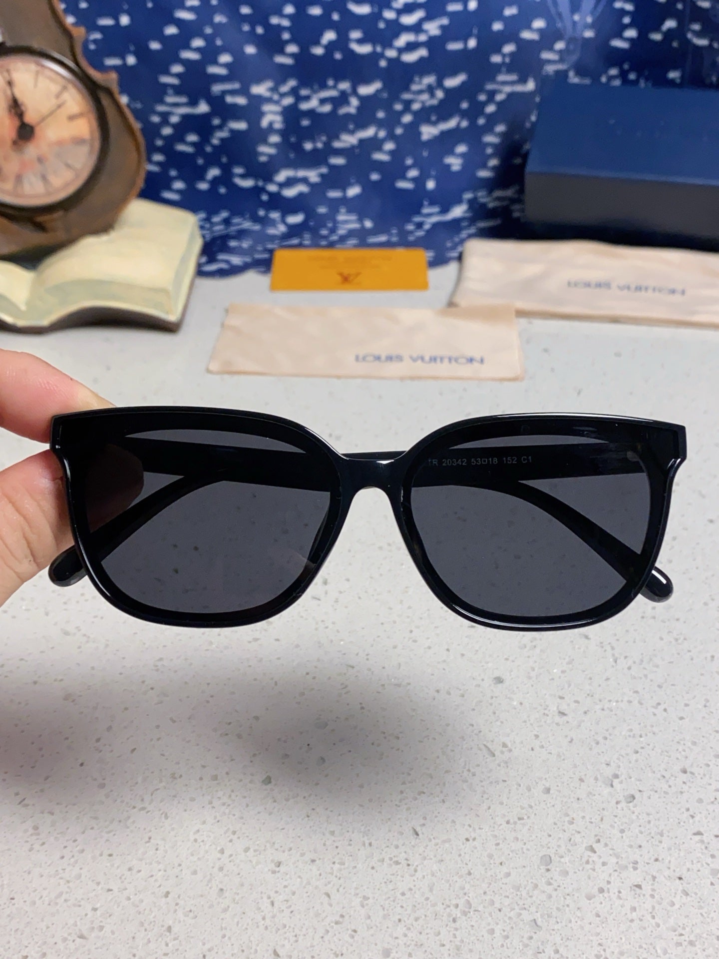 Louis Vuitton Fashion Silver Lens Sunglasses for Women - 381774 - detail image 4