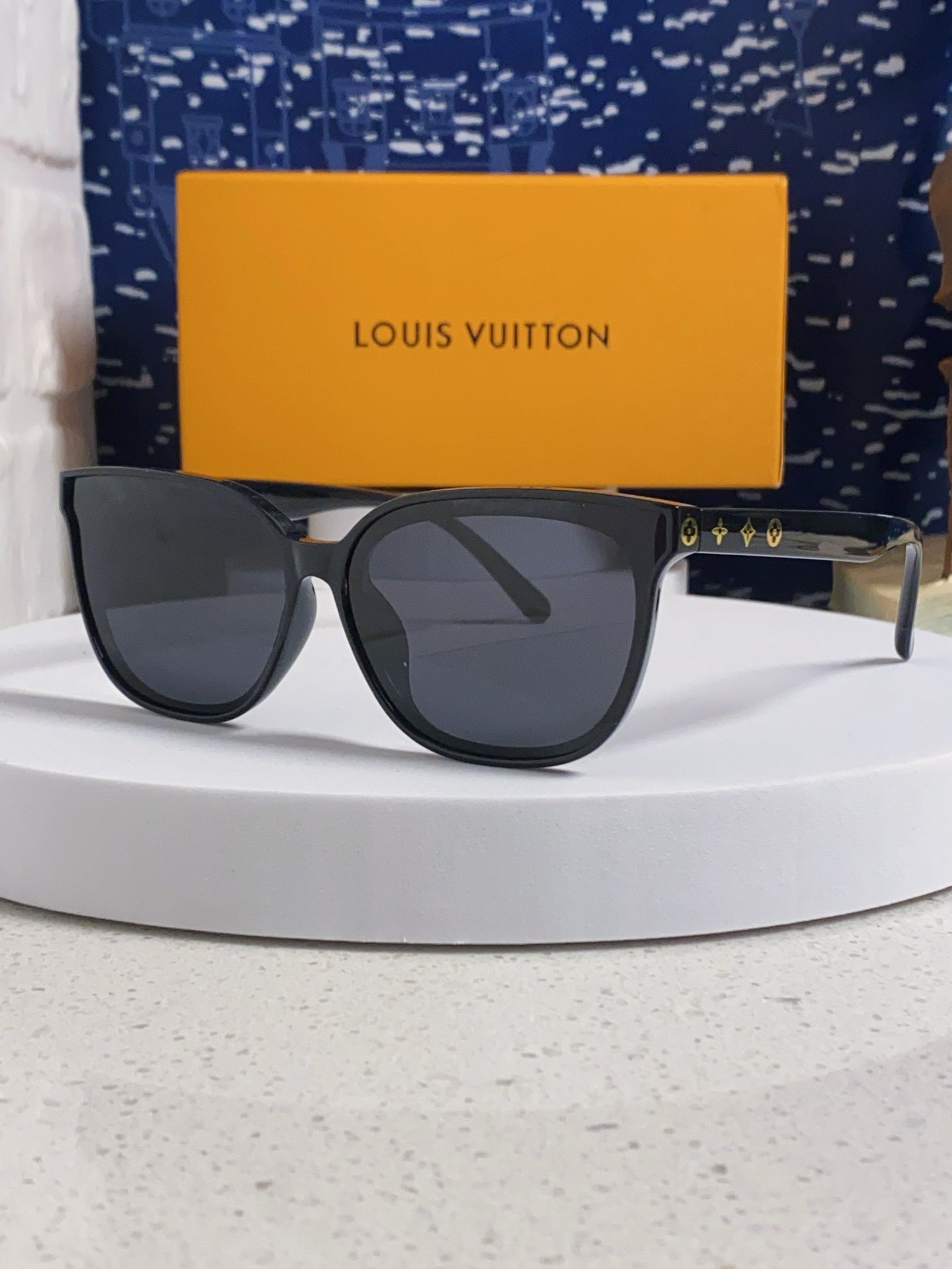 Louis Vuitton Fashion Silver Lens Sunglasses for Women - 381774