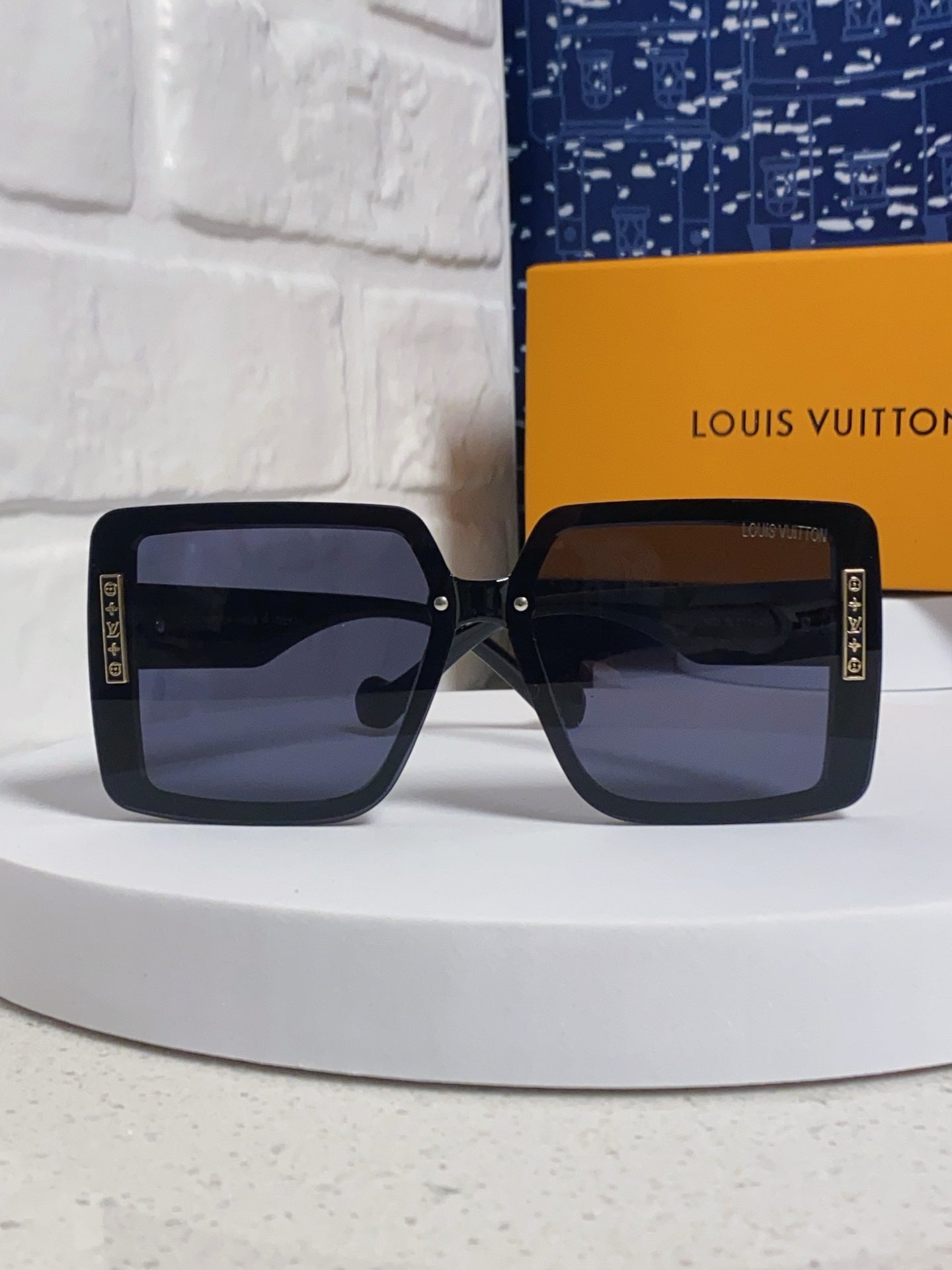 Louis Vuitton Polarized Oversized Gray Lens Sunglasses for Women - 381779 - detail image 2