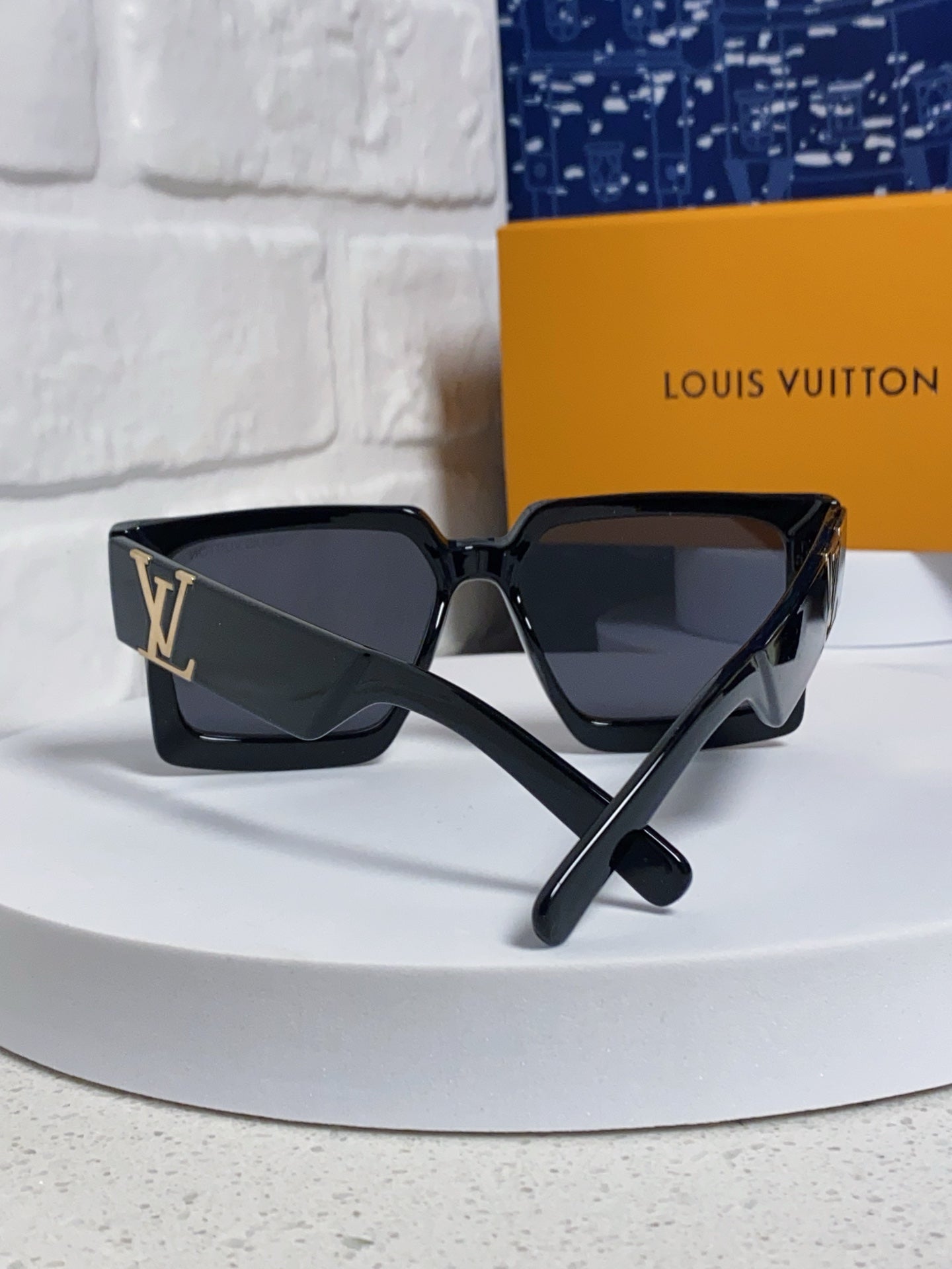 Louis Vuitton Square Gray Lens Sunglasses for Men & Women - 398164 - detail image 3