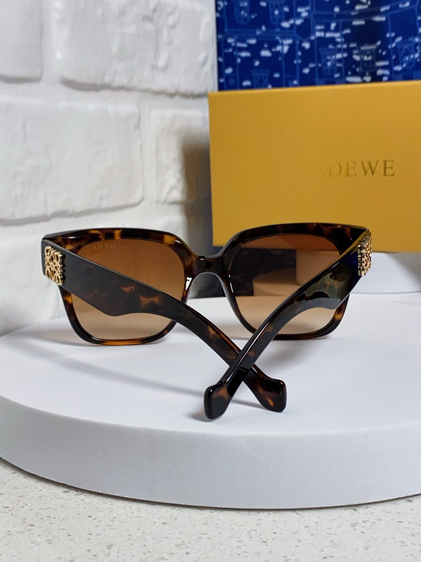 Loewe LW50069 Oversized Brown Lens Sunglasses for Men & Women - 449905 - detail image 3