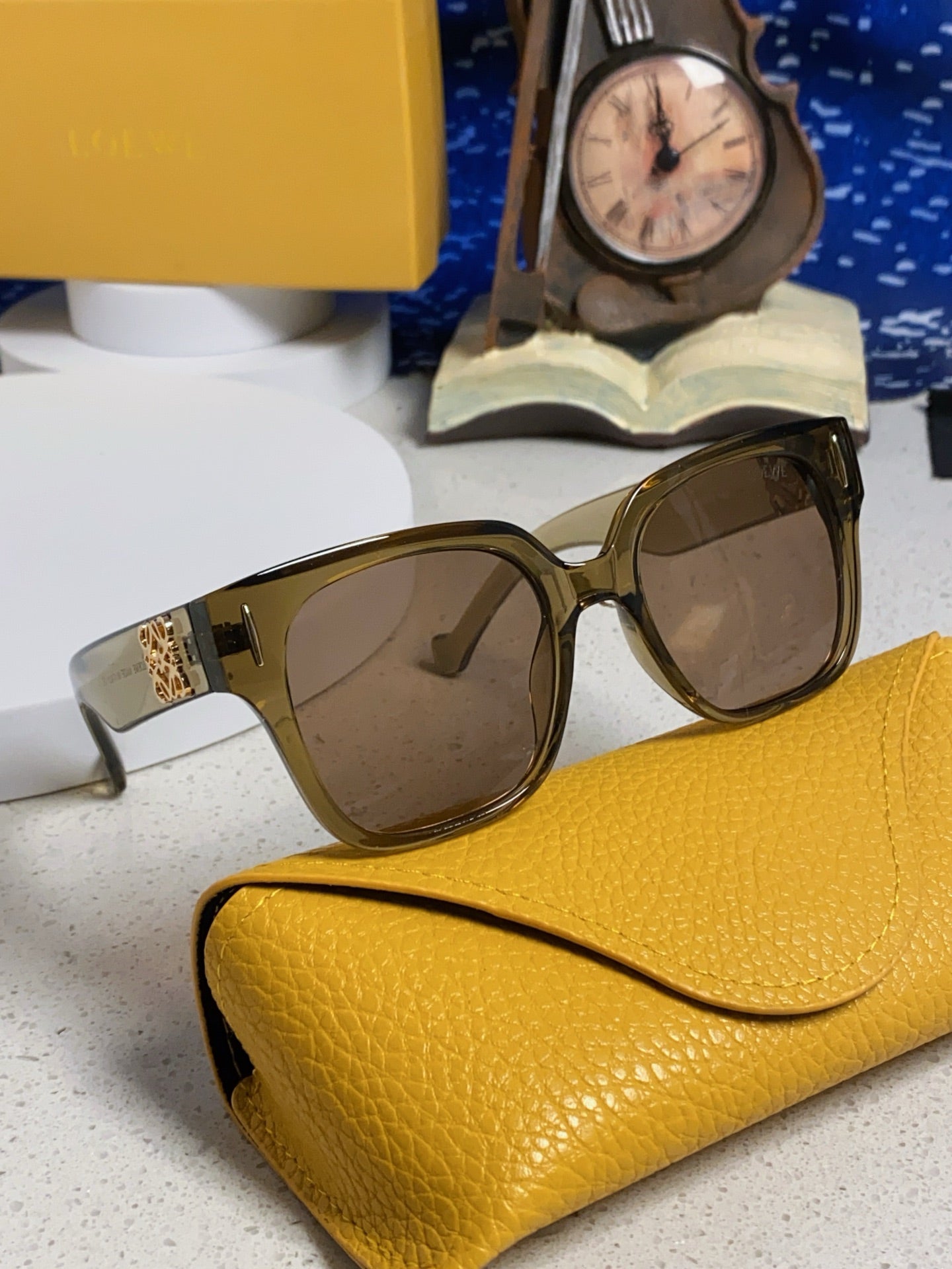 Loewe LW50069 Oversized Brown Lens Sunglasses for Men & Women - 449903 - detail image 9