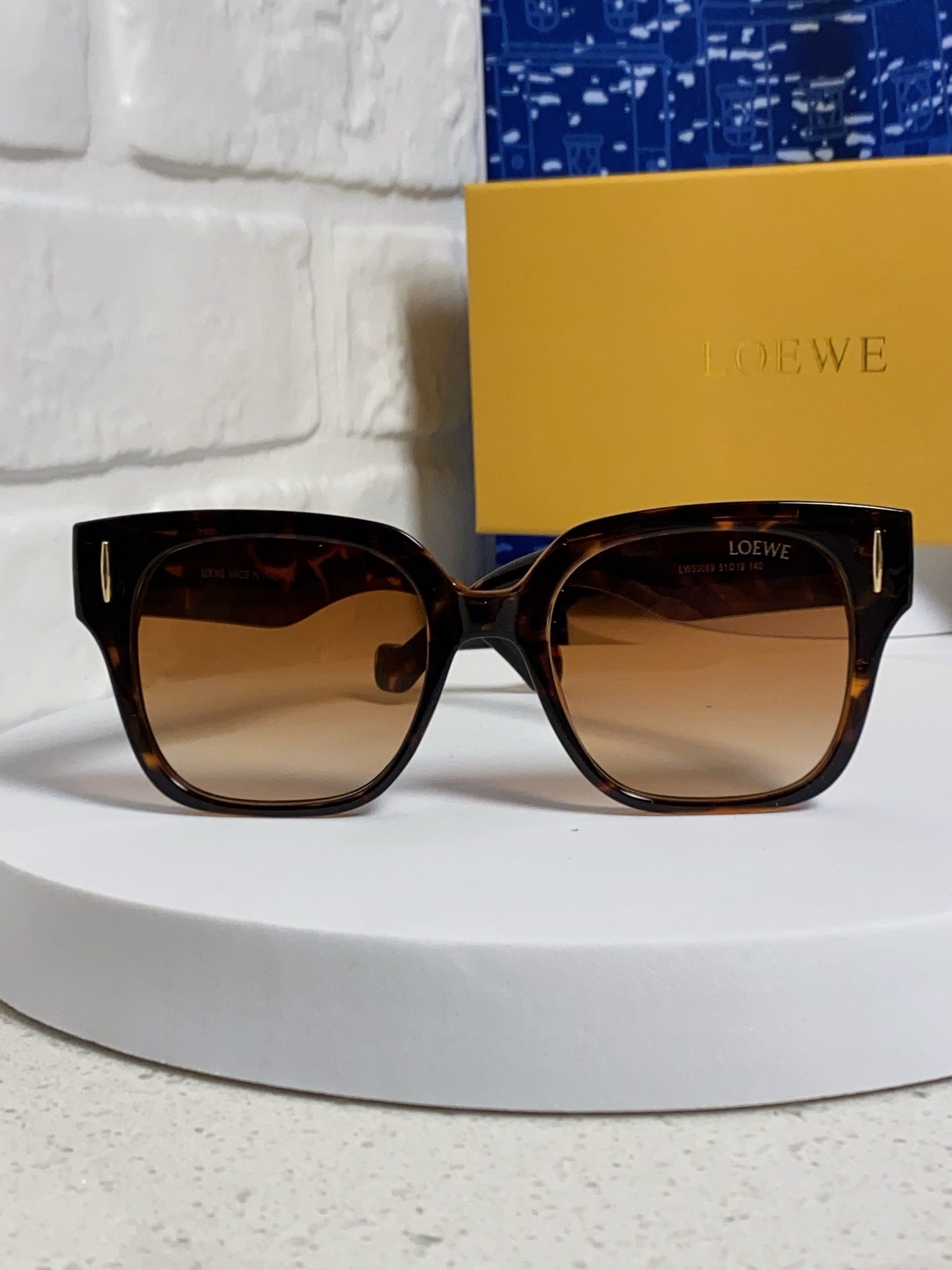 Loewe LW50069 Oversized Brown Lens Sunglasses for Men & Women - 449905 - detail image 2