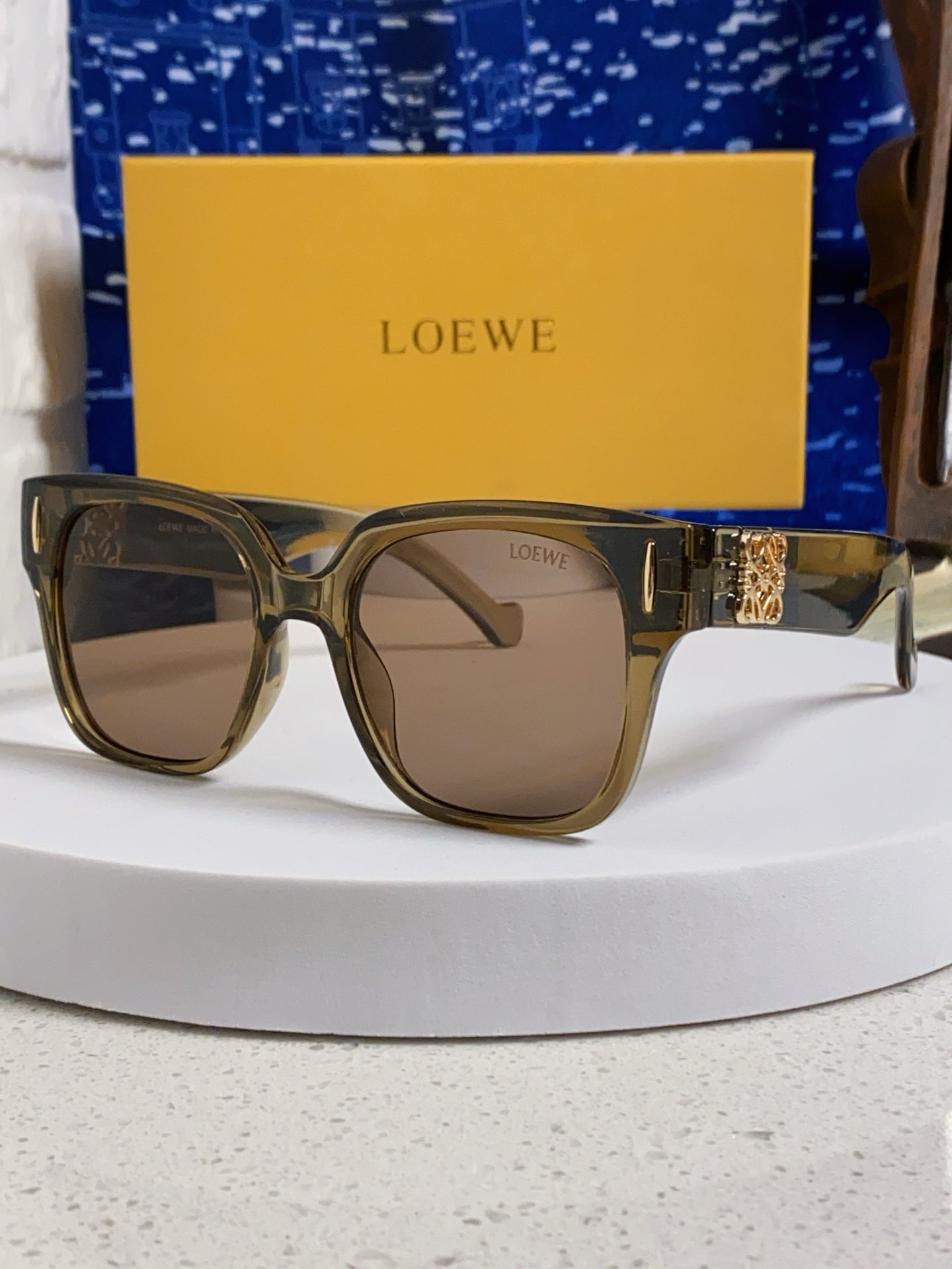 Loewe LW50069 Oversized Brown Lens Sunglasses for Men & Women - 449903