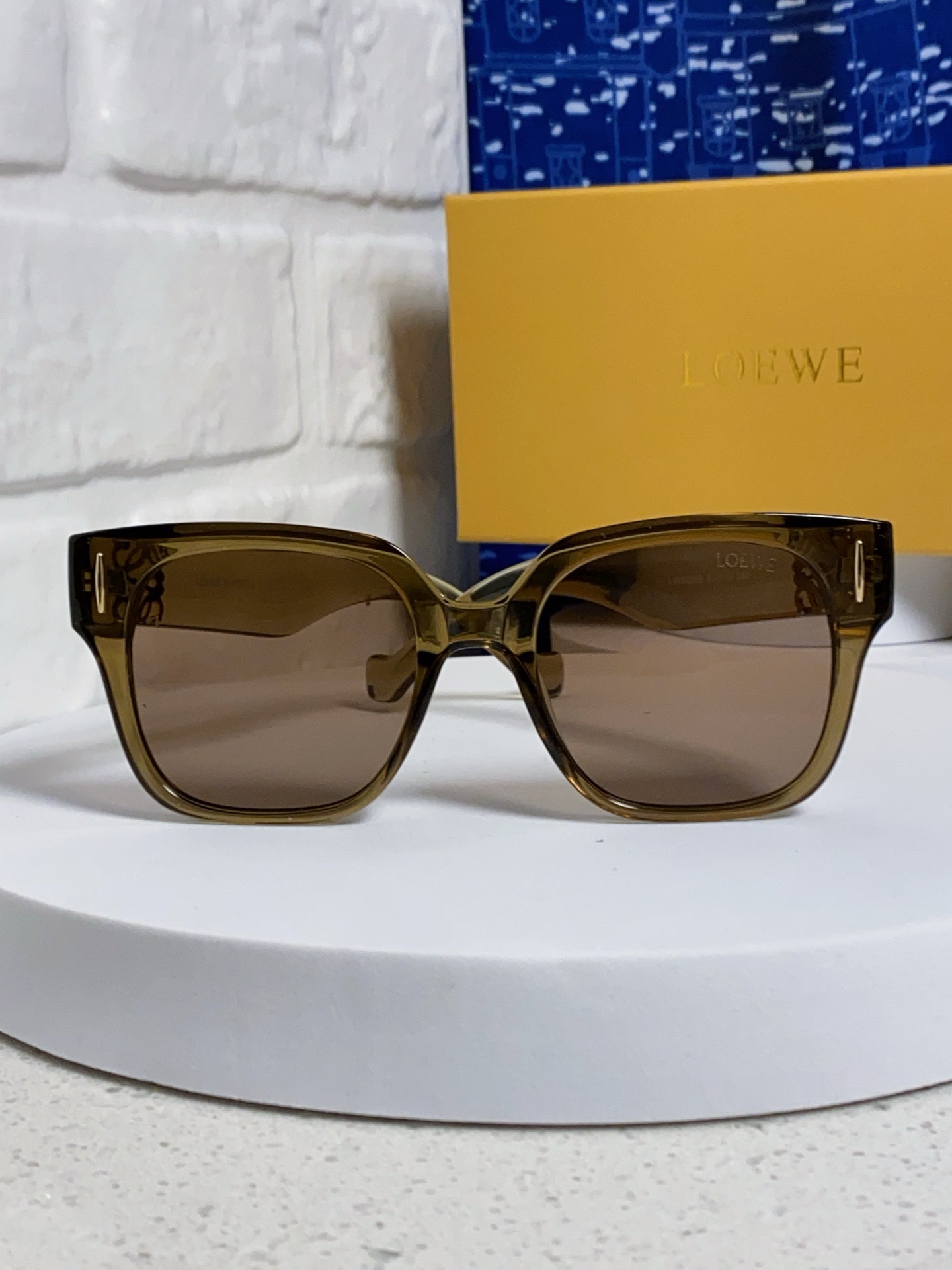 Loewe LW50069 Oversized Brown Lens Sunglasses for Men & Women - 449903 - detail image 2