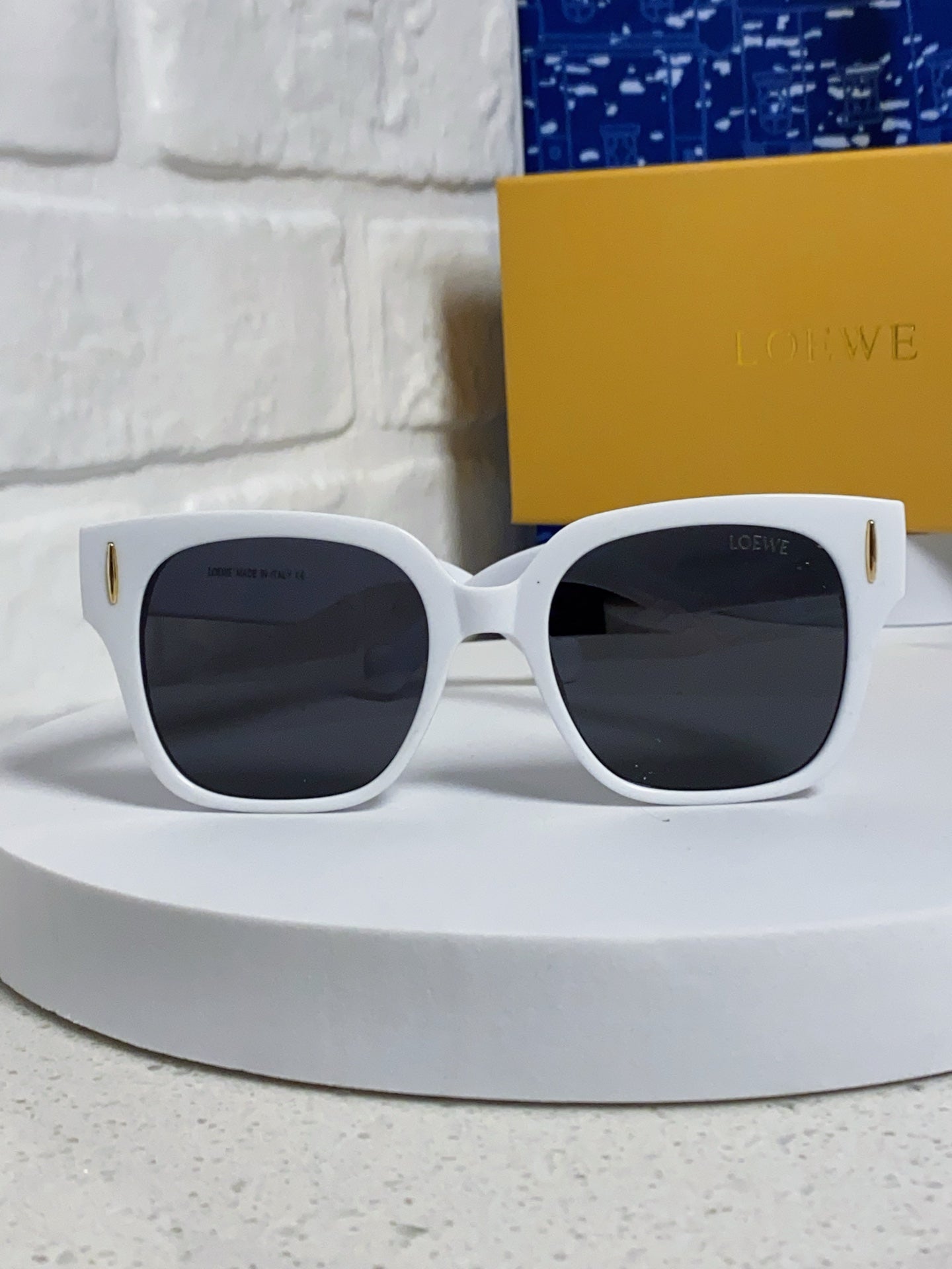 Loewe LW50069 Oversized Gray Lens Sunglasses for Men & Women - detail image 2