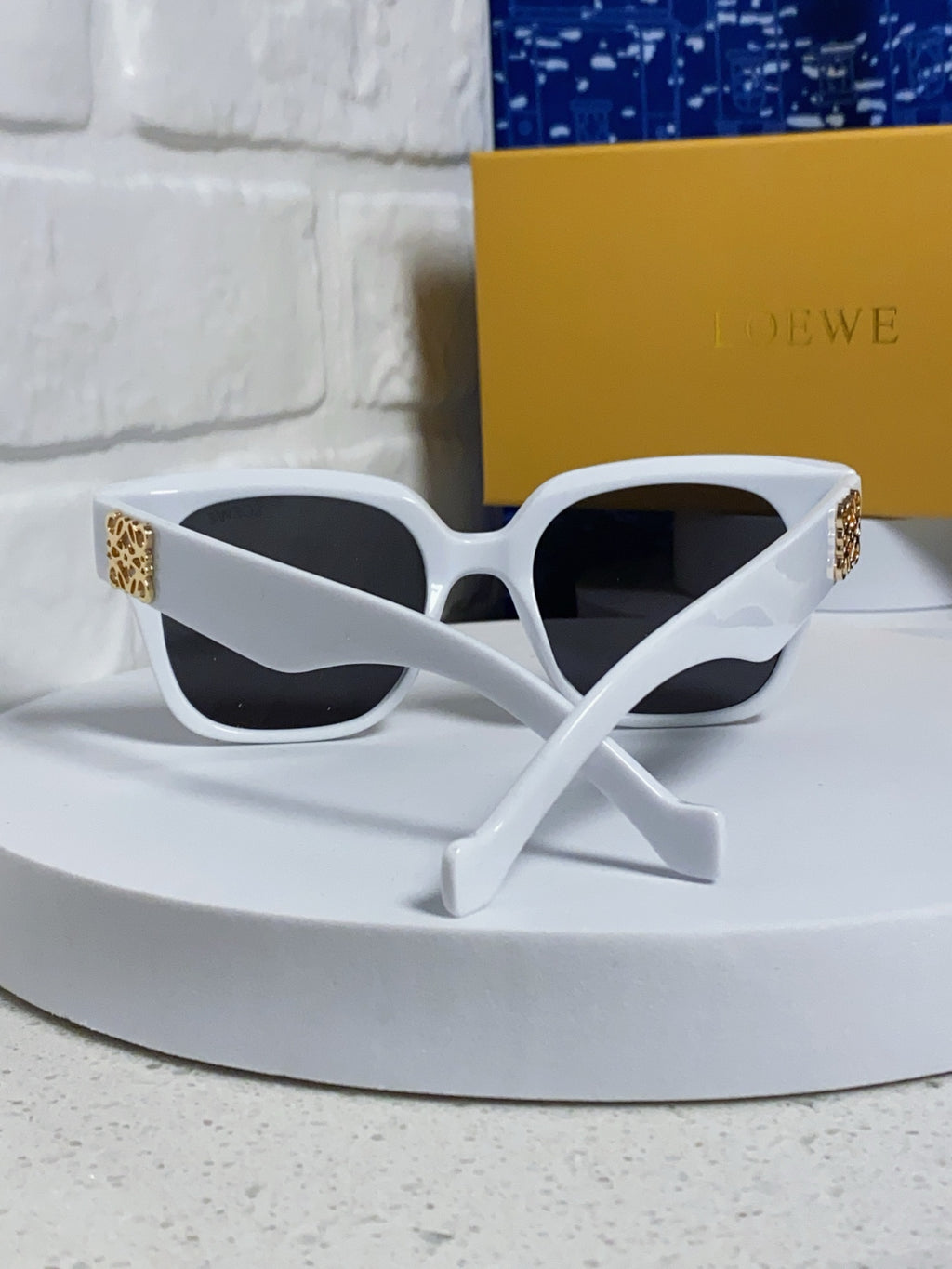 Loewe LW50069 Oversized Gray Lens Sunglasses for Men & Women - detail image 3