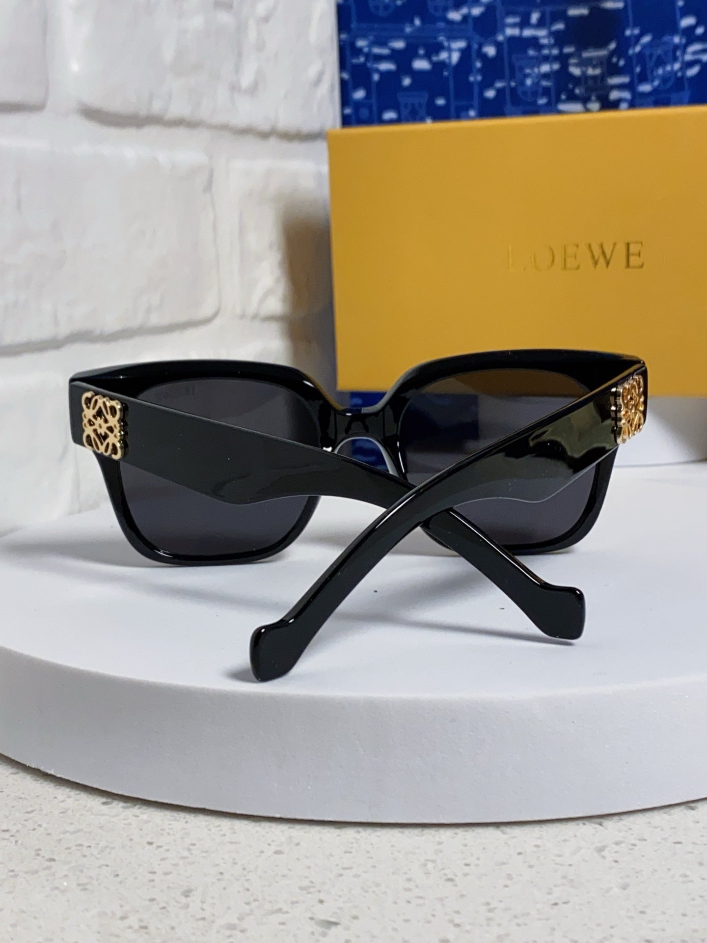 Loewe LW50069 Oversized Black Lens Sunglasses for Men & Women - detail image 3