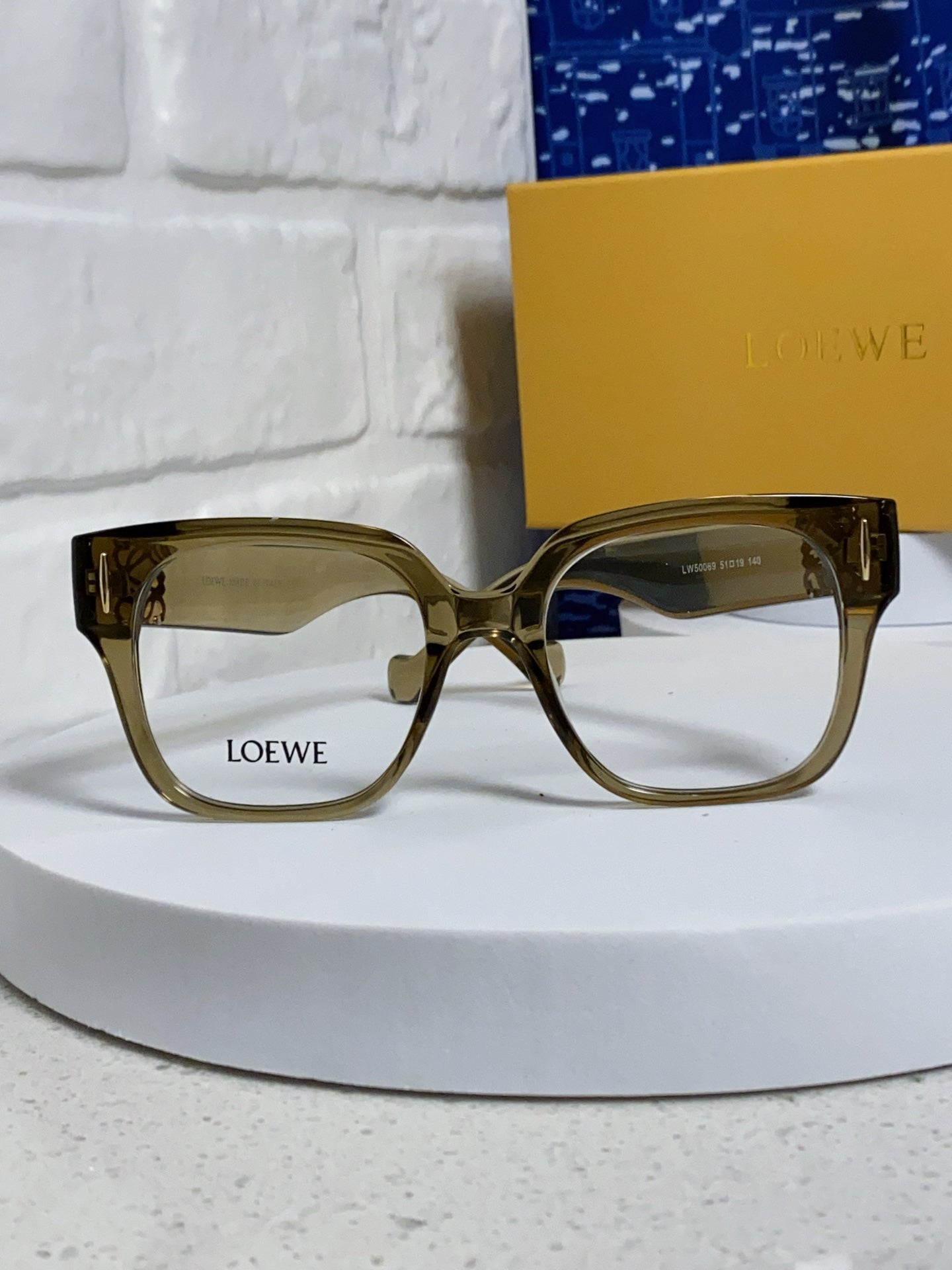 Loewe LW50069 Oversized Brown Lens Sunglasses for Men & Women - detail image 2