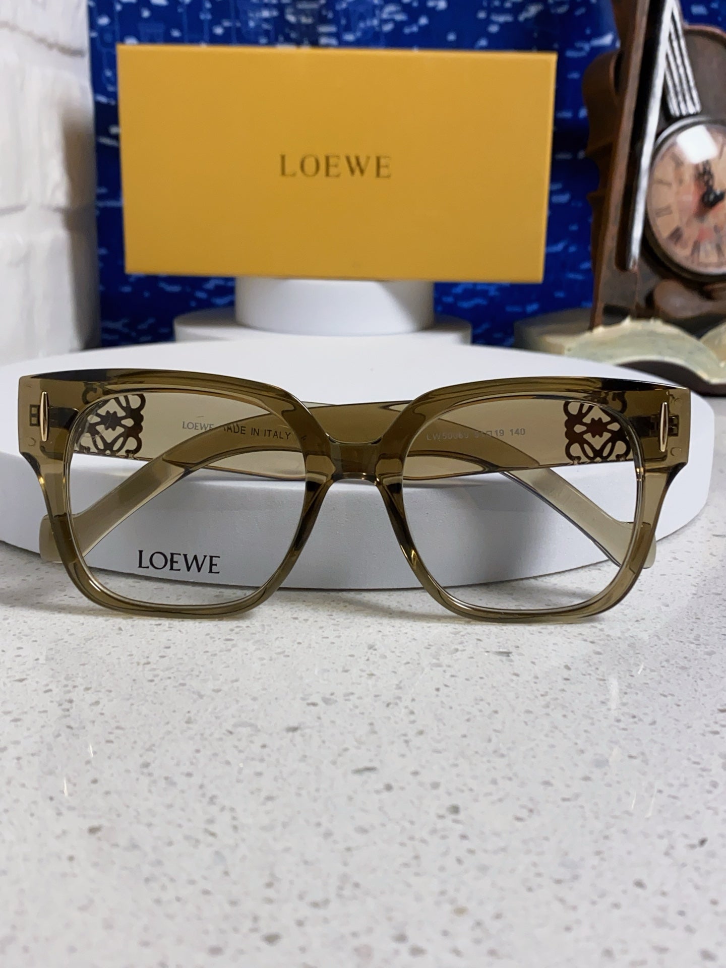 Loewe LW50069 Oversized Brown Lens Sunglasses for Men & Women - detail image 9