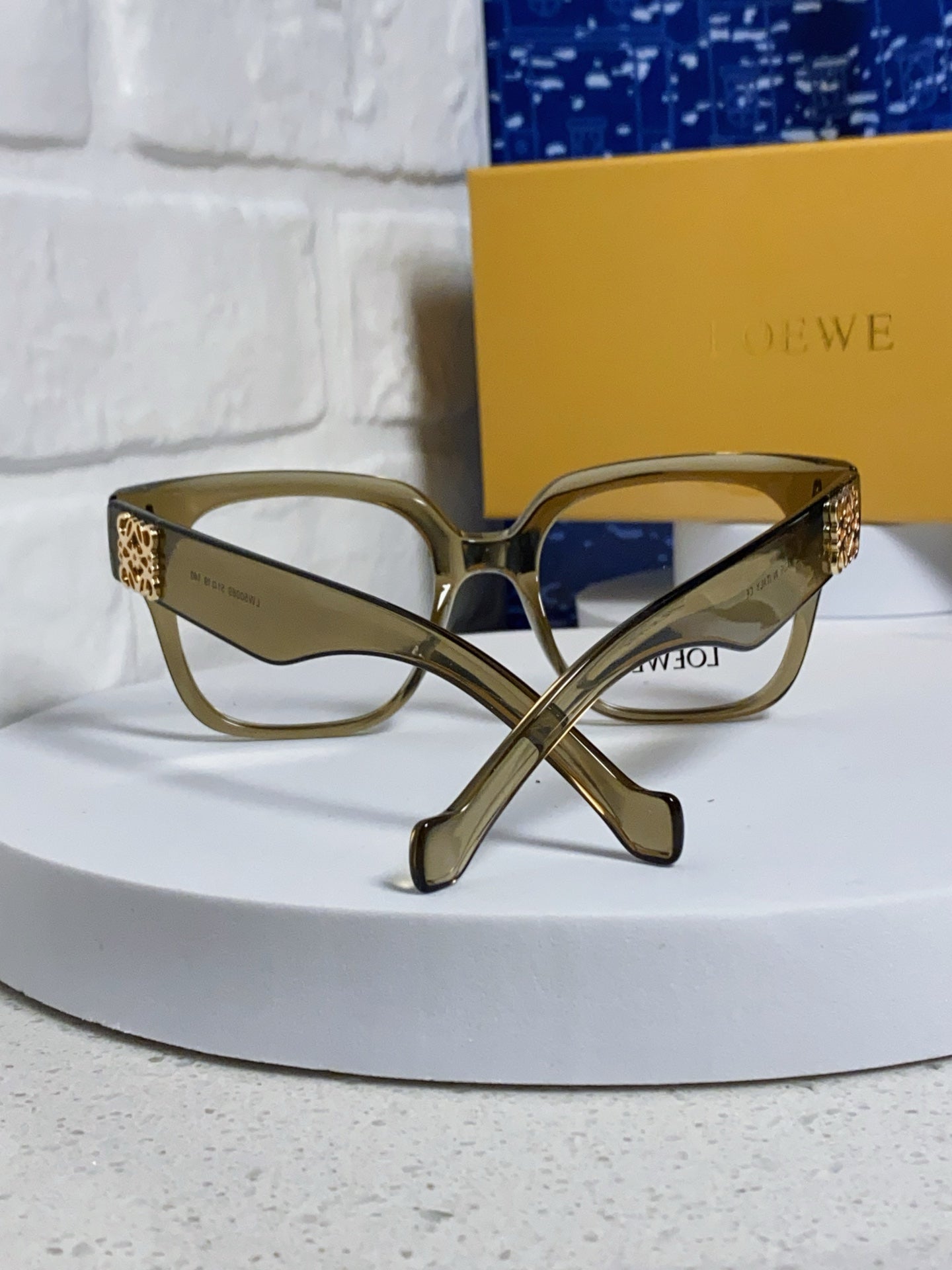 Loewe LW50069 Oversized Brown Lens Sunglasses for Men & Women - detail image 3
