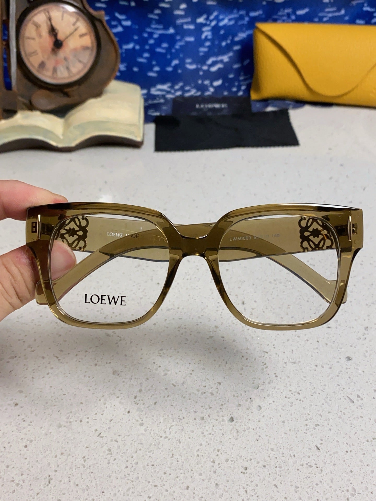 Loewe LW50069 Oversized Brown Lens Sunglasses for Men & Women - detail image 4