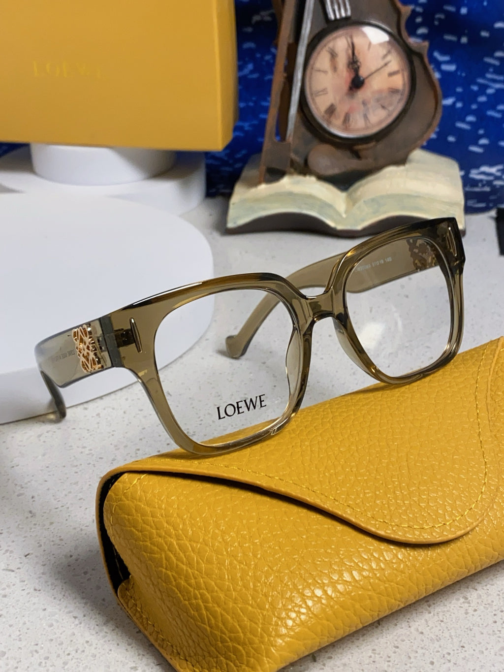 Loewe LW50069 Oversized Brown Lens Sunglasses for Men & Women - detail image 10