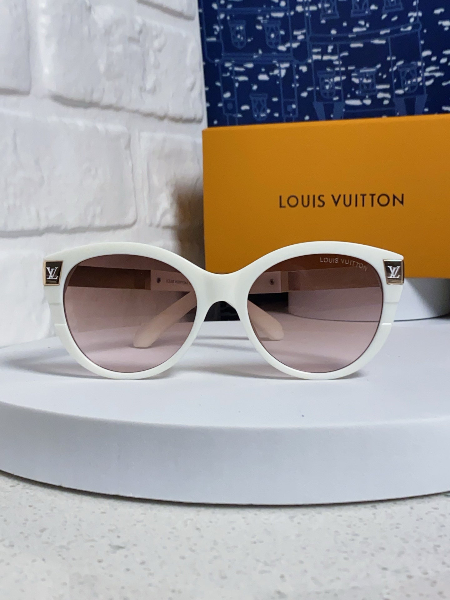 Louis Vuitton Cat-Eye Silver Lens Sunglasses for Women - 414952 - detail image 2