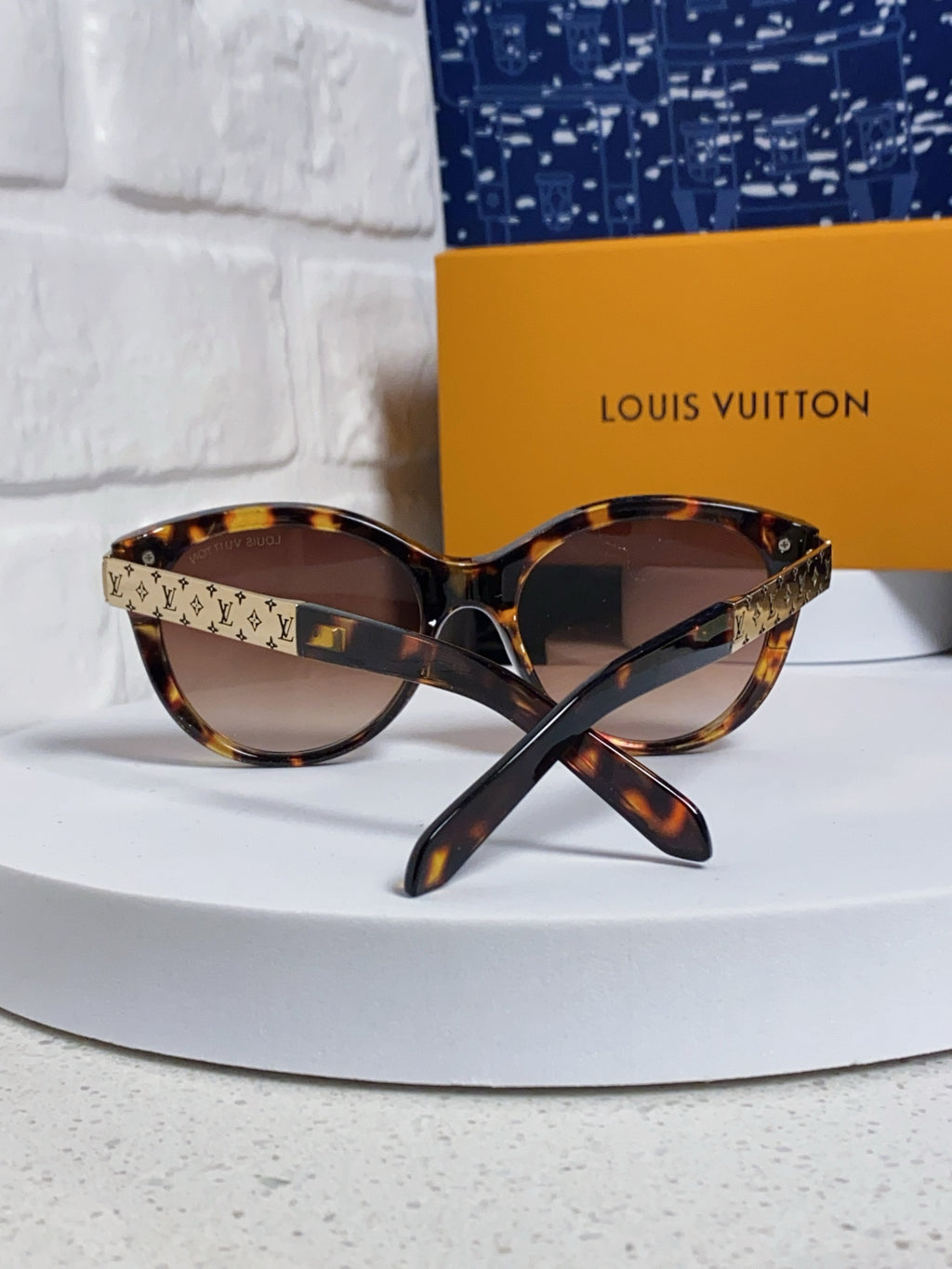 Louis Vuitton Cat-Eye Red Lens Sunglasses for Women - 414753 - detail image 3