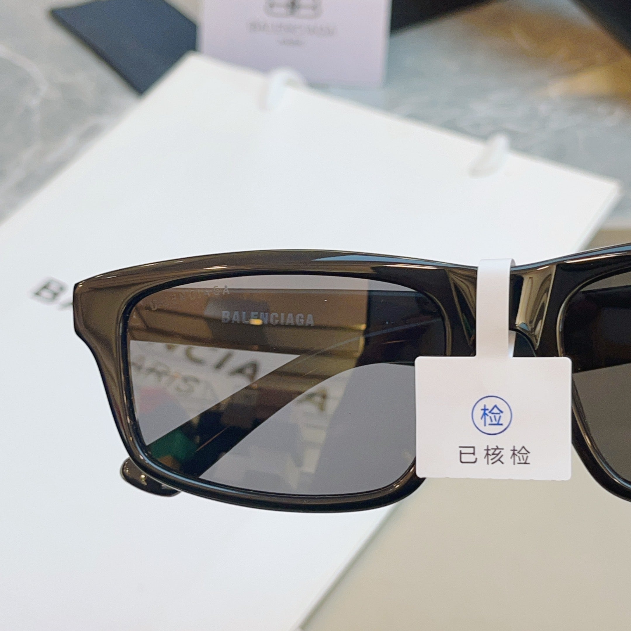 Balenciaga BB0424SK Fashion Black Lens Sunglasses for Men & Women - 416146 - detail image 4